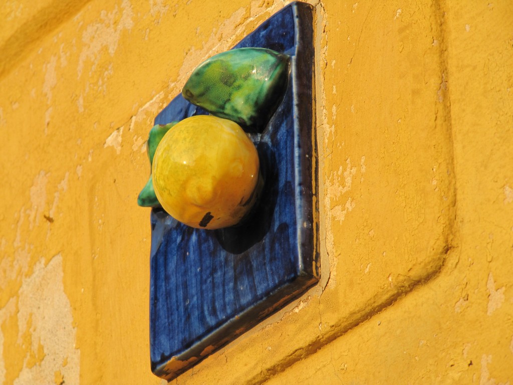 Een citroen tegen een muur in Limone sul Garda.  Een populair souvenir...