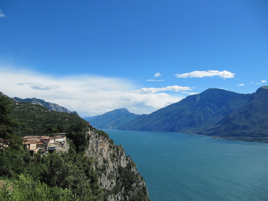 Een sprookjesachtig mooi panorama over het Gardameer