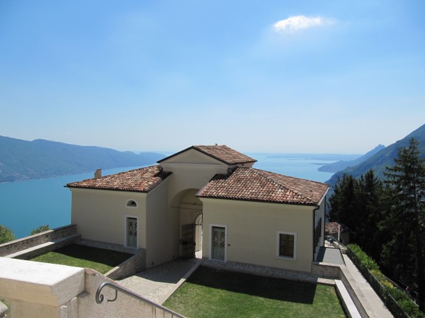 Een prachtig heiligdom met een betoverend panorama over het Gardameer
