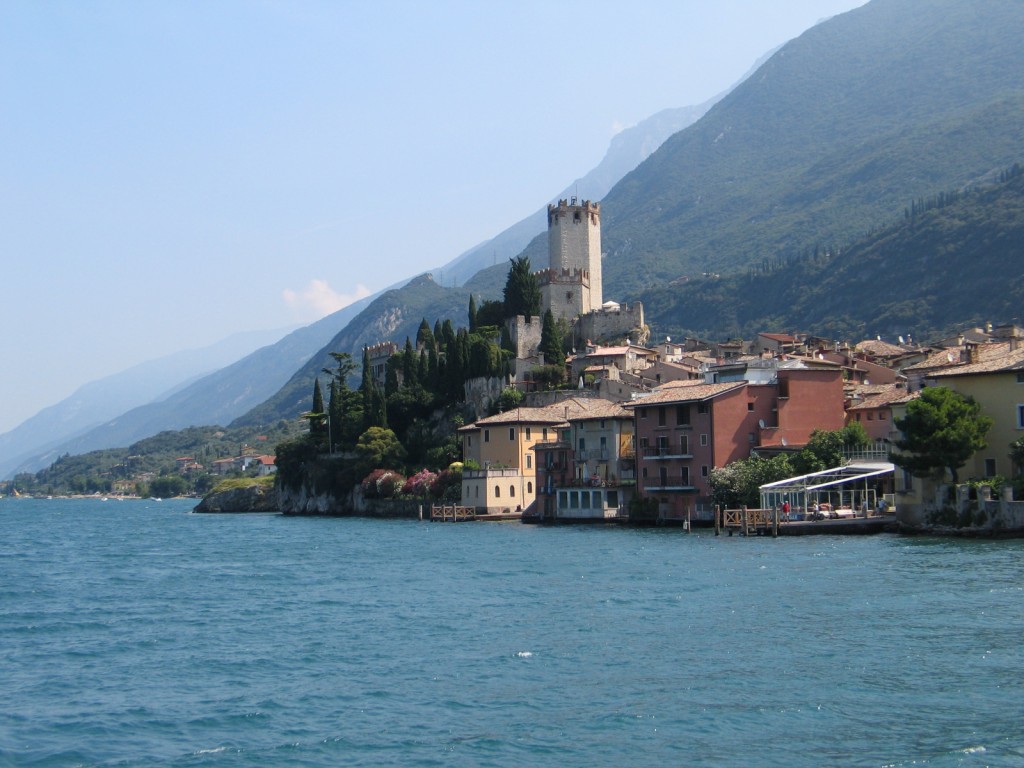 Het mooie dorpje Malcesine met het Castello, gezien vanaf het Gardameer