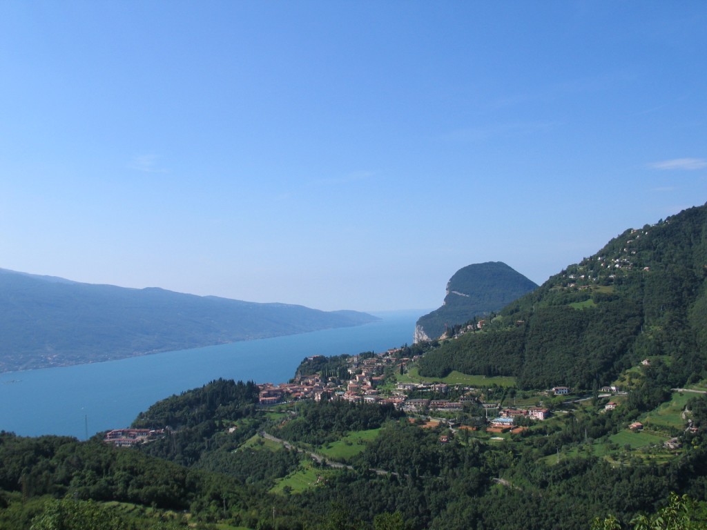 Een prachtig panorama over het Gardameer