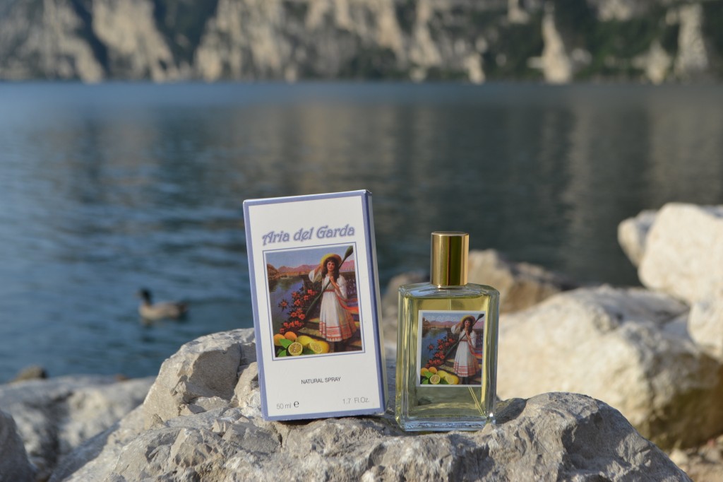 Parfum met het Gardameer op de achtergrond