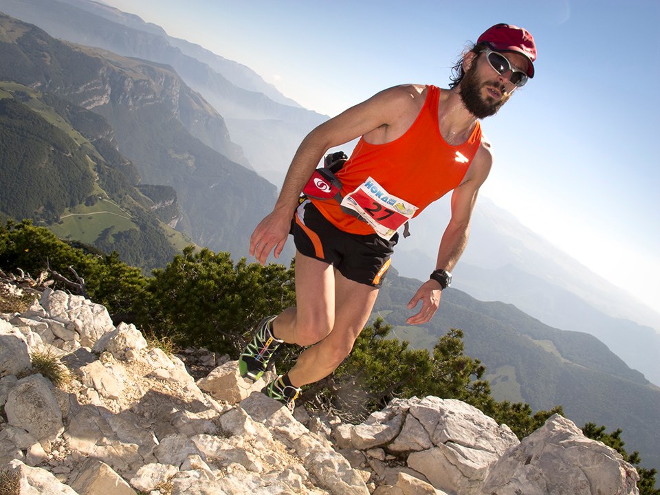 Een van de deelnemers die de Monte Baldo aan het beklimmen is