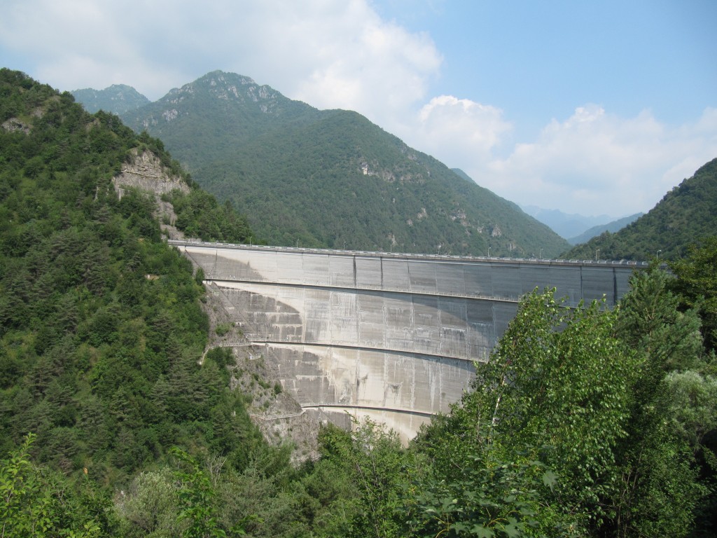 De dam van het stuwmeer " Lago di Valvestino " in de omgeving van het Gardameer