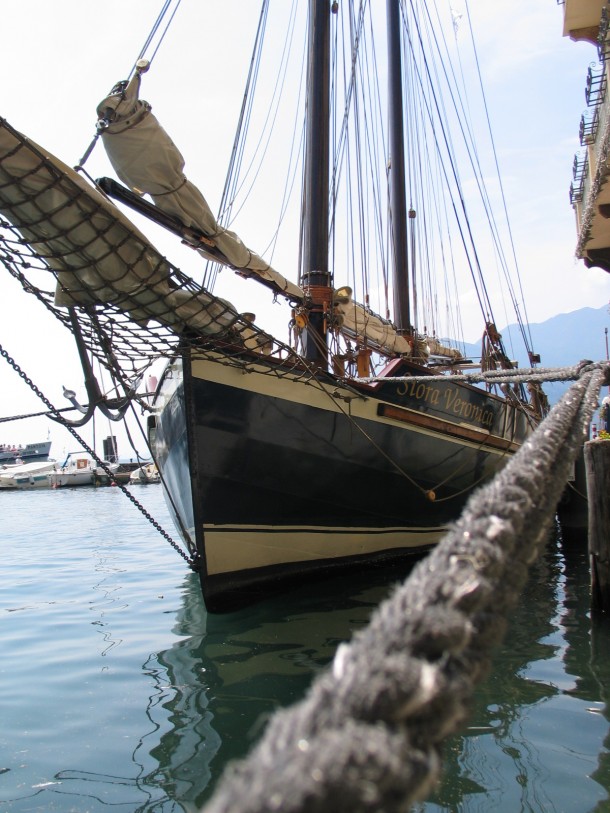 Een prachtige zeilboot in de haven van Malcesine