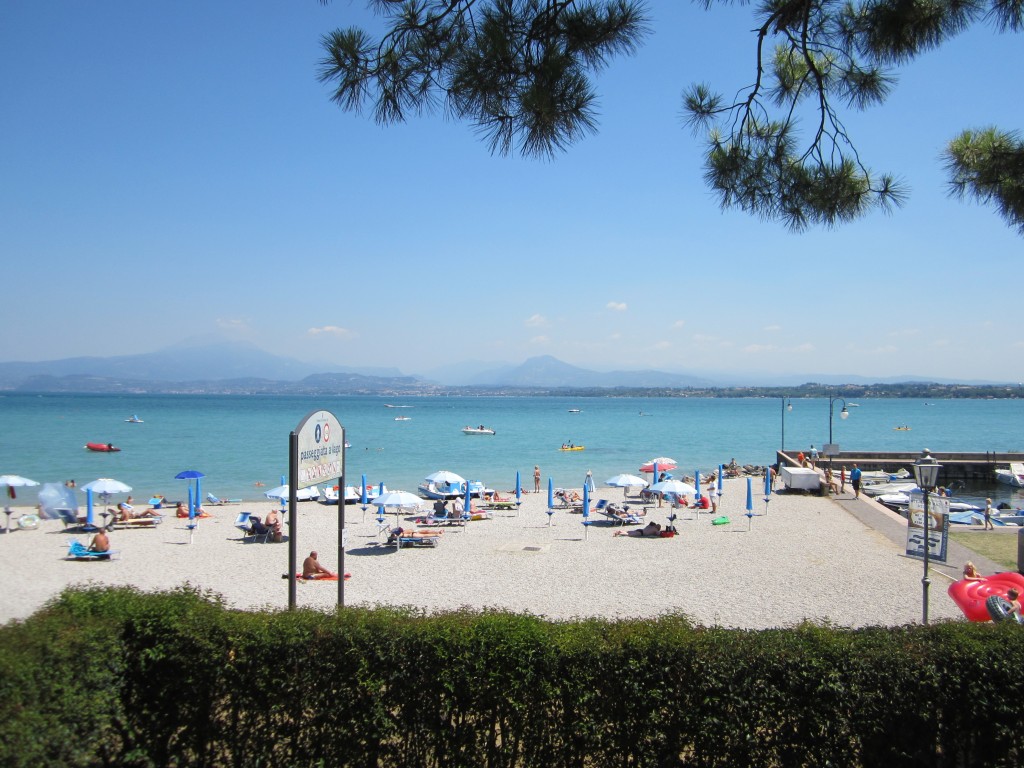 Een mooi strand in Peschiera del Garda