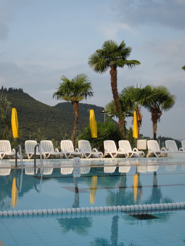Hotel met zwembad, zicht op het Gardameer