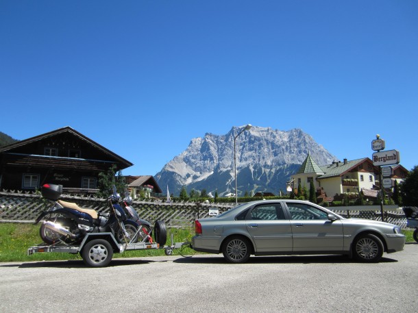 Stopplaats met de Zugspitze op de achtergrond