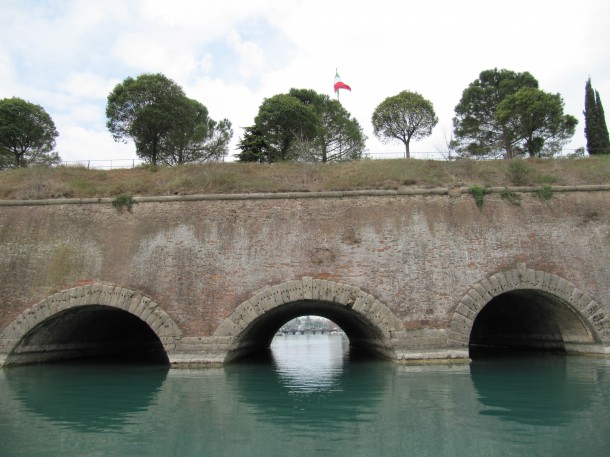 De oude omwalling van Peschiera del Garda