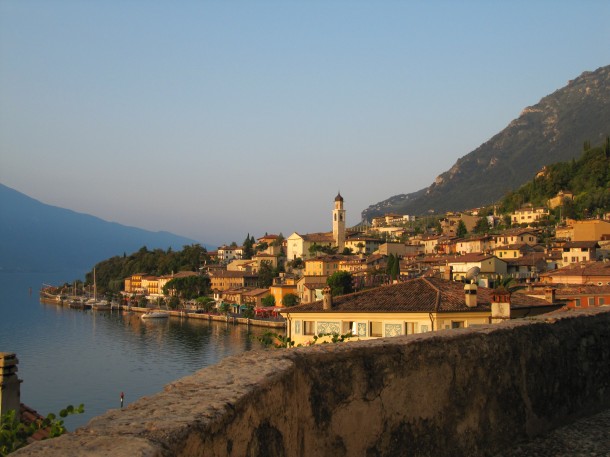 Het uitzicht vanaf deze kapel in Limone sul Garda