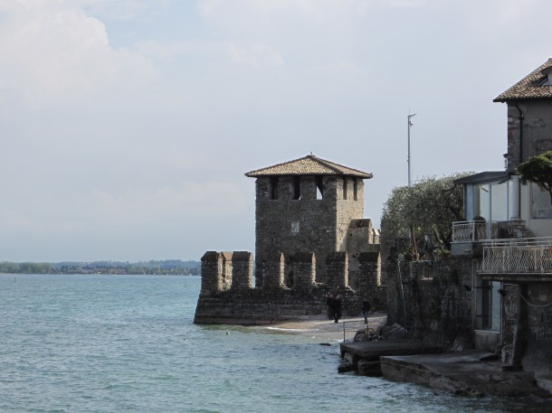 Het stadje Sirmione aan het Gardameer