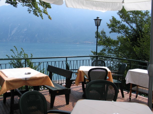 Een restaurantje met uitzicht over het dorpje Limone sul Garda en het Gardameer