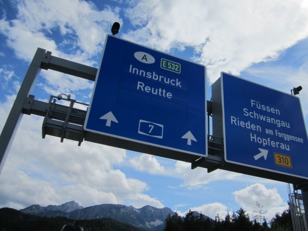 Een verkeersbord aan een grensovergang in Duitsland