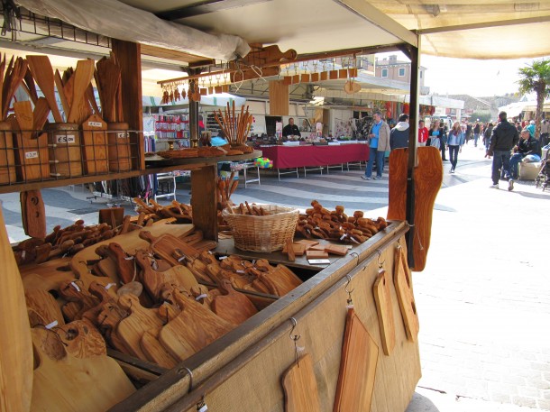 Een marktkraam op de markt in Lazise aan het Gardameer