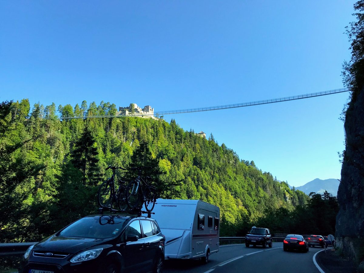 Hangbrug op de route naar het Gardameer