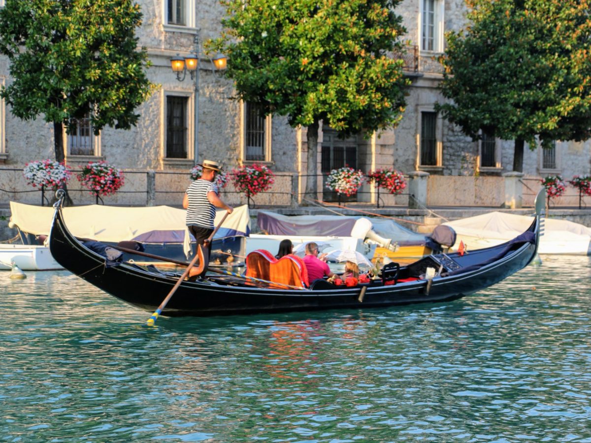 Gondel varen in Peschiera del Garda