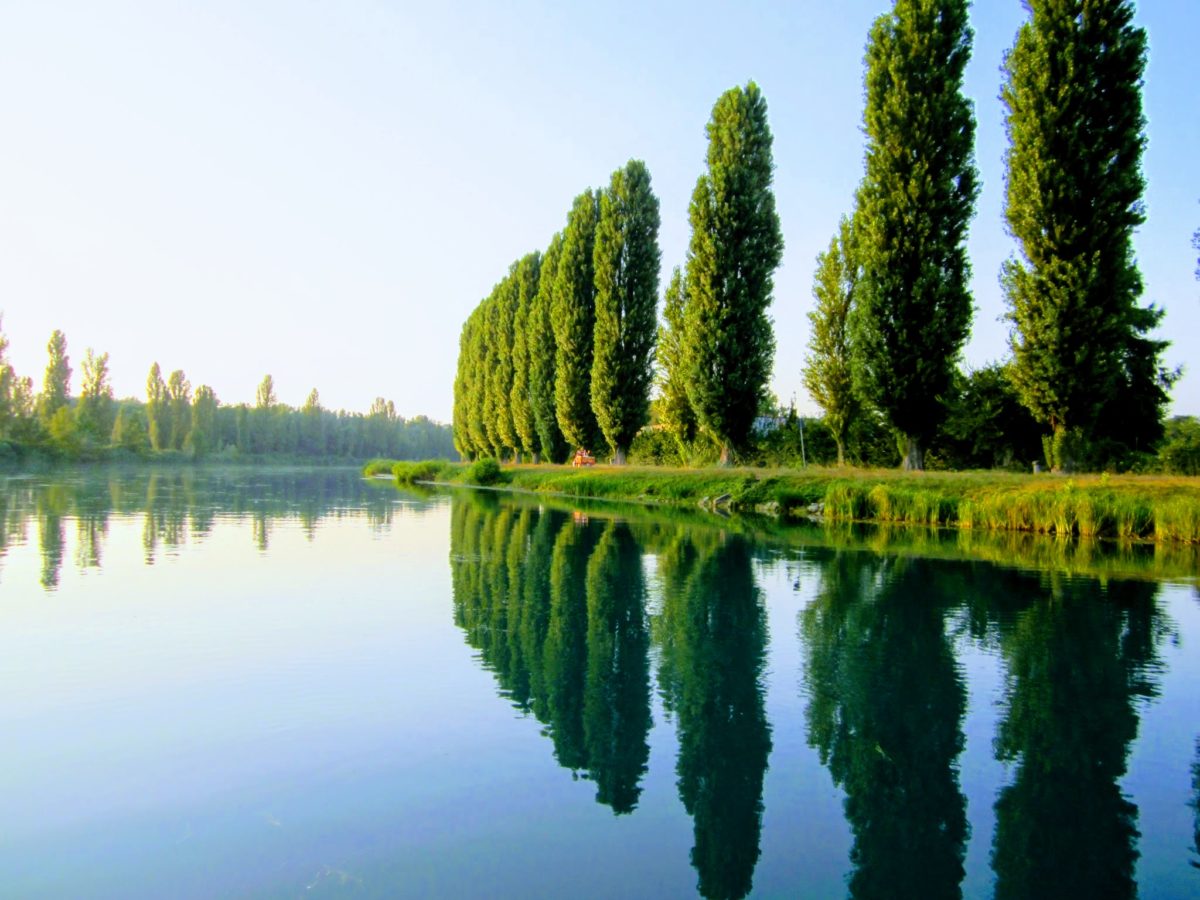 Fietsen langs de Mincio rivier in peschiera del garda