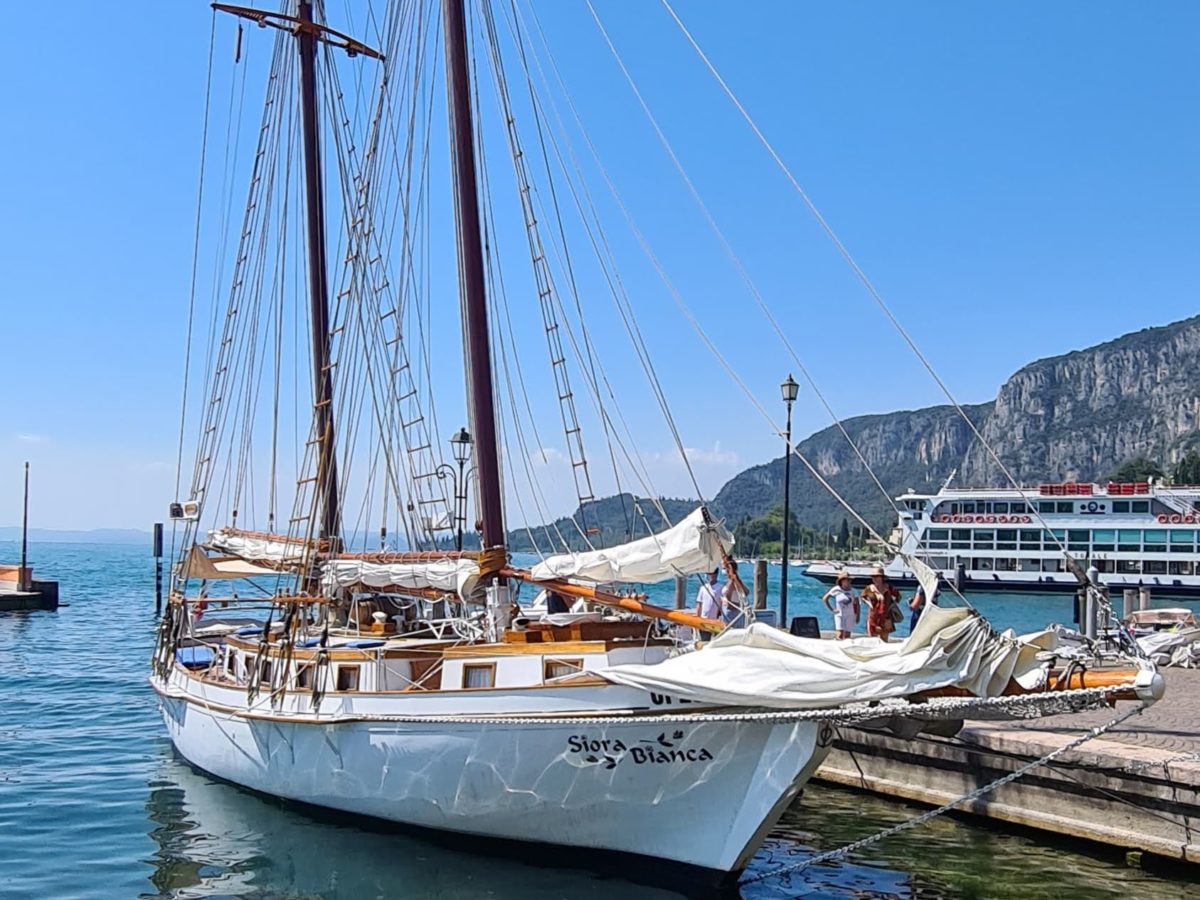 Zeilen op het Gardameer vanuit Garda